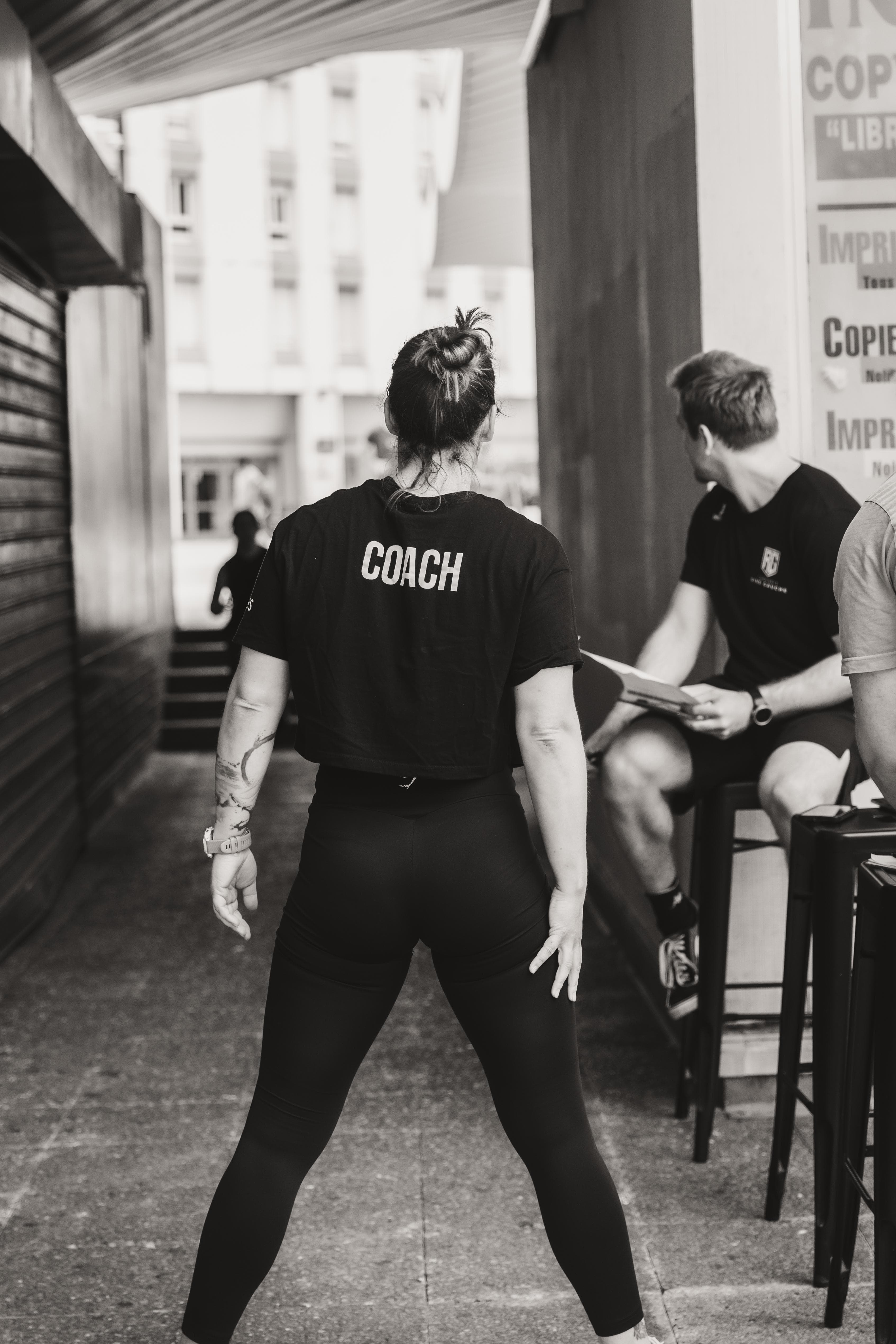 Coach CrossFit Rive Gauche guidant un pratiquant — accès et contact à Paris 13