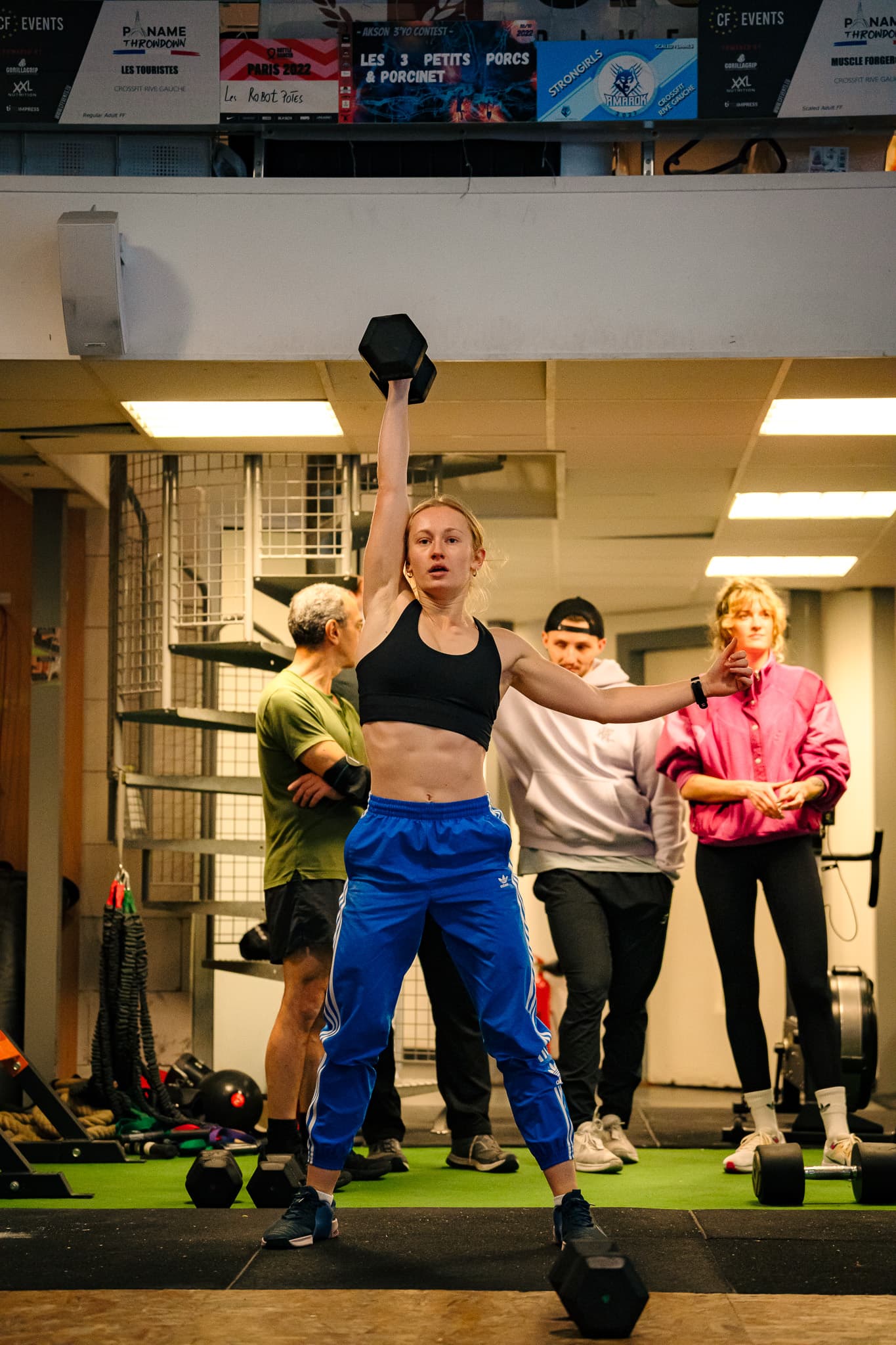 Athlète soulevant un haltère pendant un WOD CrossFit et Hyrox à Paris 13 Olympiades