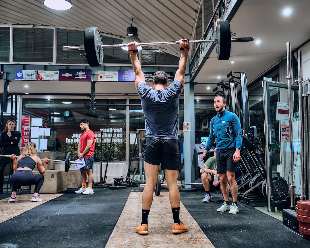 Entraînement CrossFit avec overhead press à Paris 13 Tolbiac