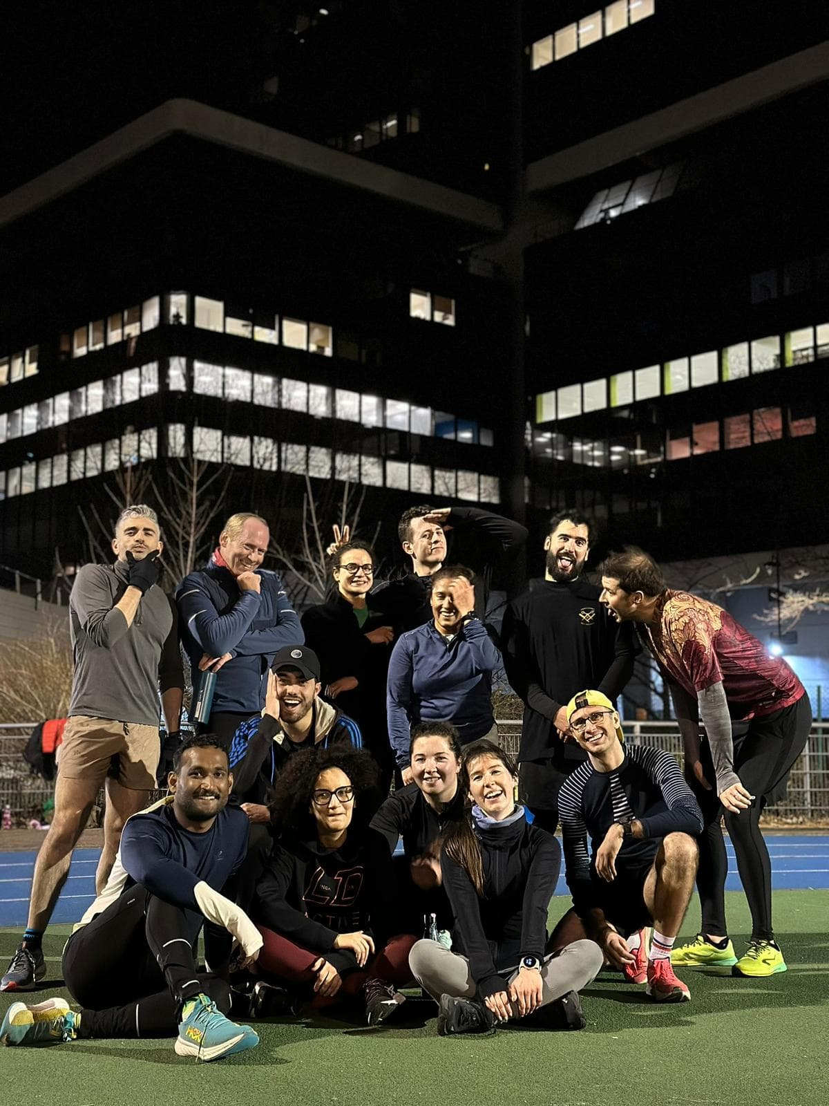 Groupe de runners CrossFit Rive Gauche s'entraînant en extérieur à Paris 13 — course à pied et endurance
