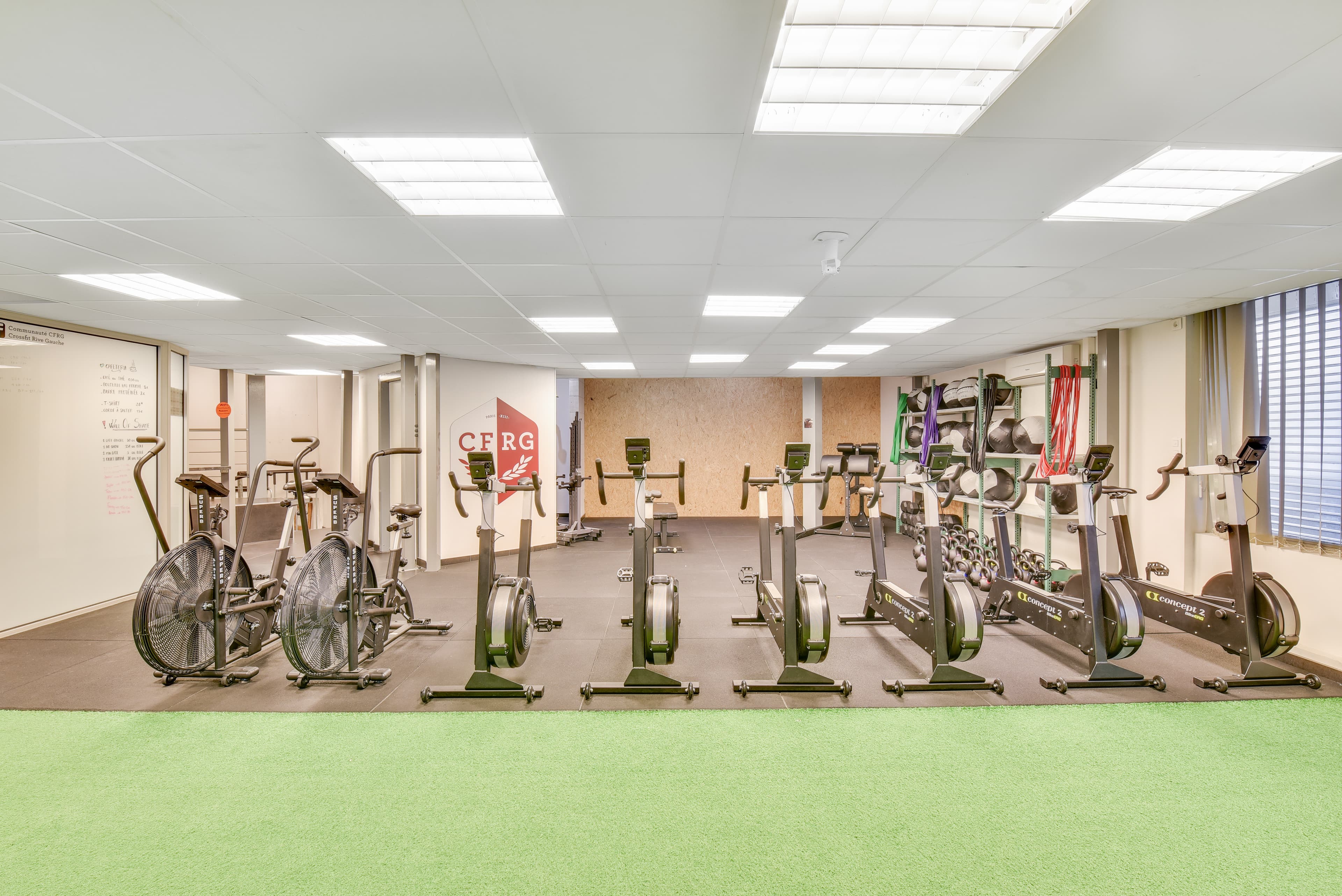 Zone de musculation et barres olympiques à CrossFit Rive Gauche Paris 13