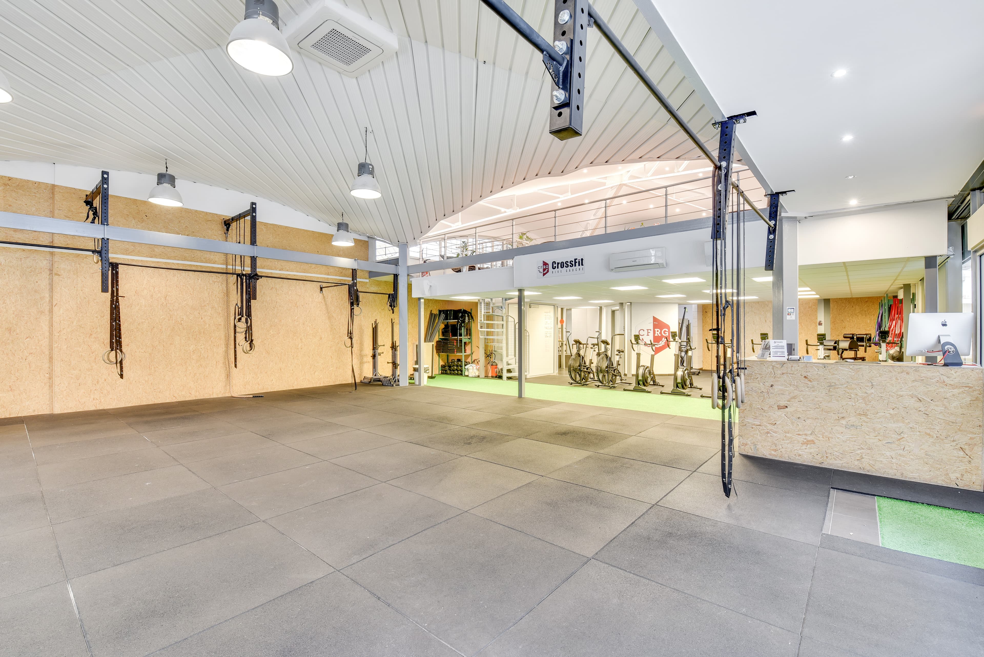 Espace d'entraînement collectif avec rameurs et box jumps CrossFit Rive Gauche