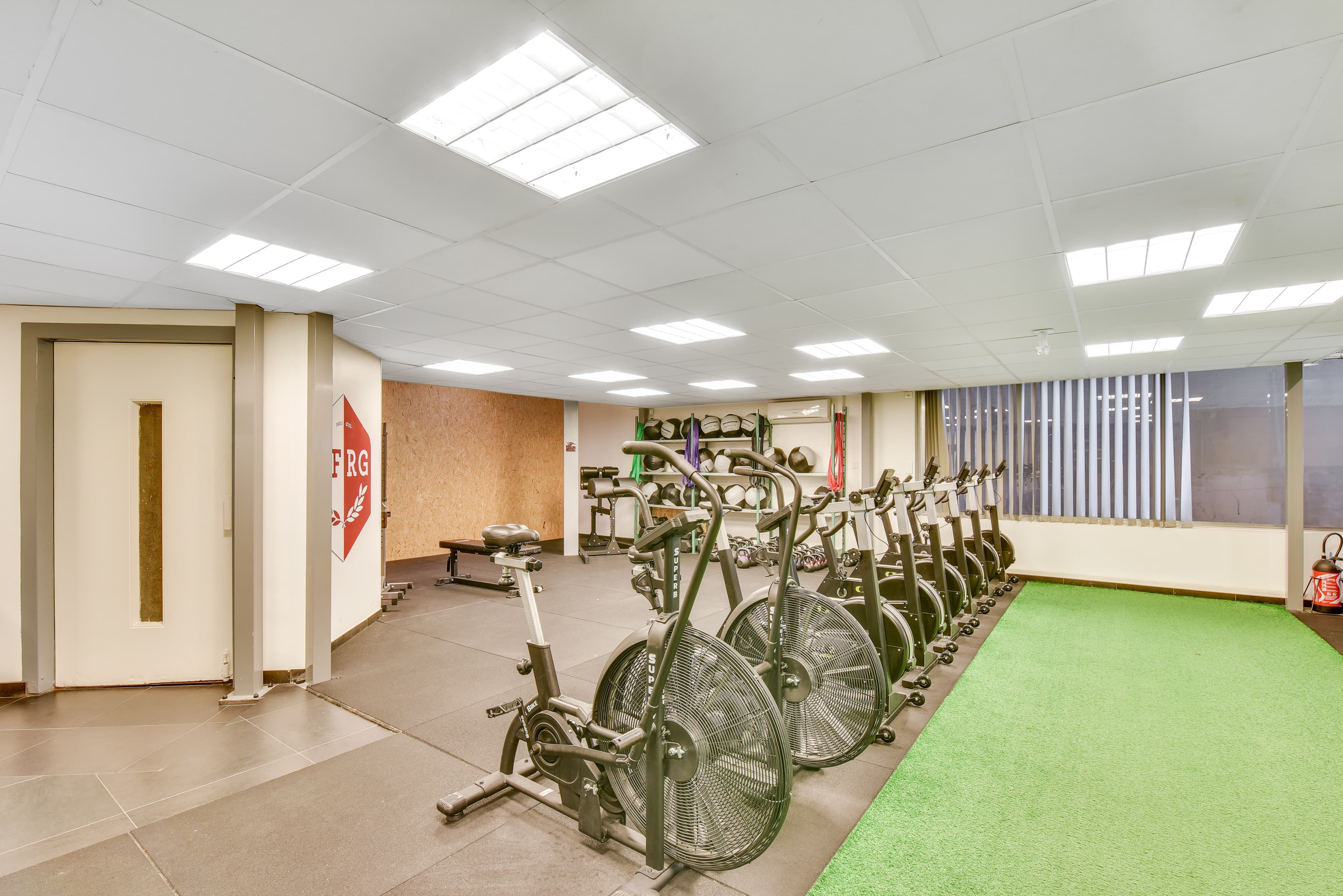 Vue panoramique de la salle de sport CrossFit et Hyrox à Paris 13 Olympiades